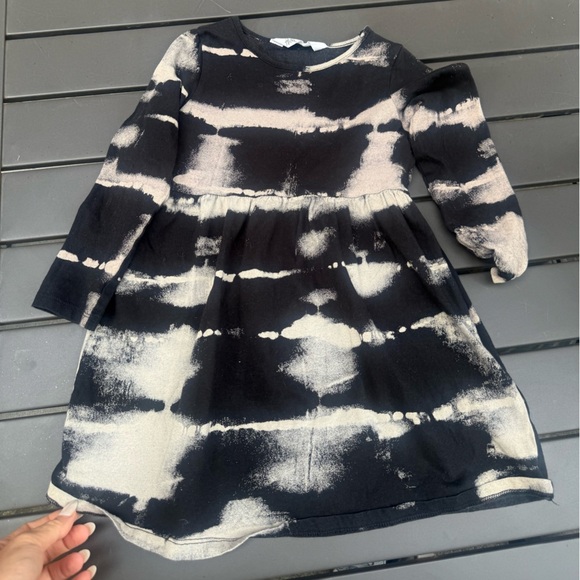 GIRLS H&M BLACK & BEIGE TIE DYE
TEE DRESS SIZE 5 5T - Picture 2 of 3